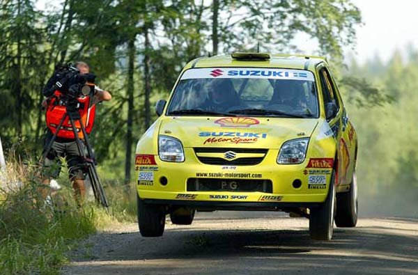 6038_59038_1000x700.jpg | Vezess | Vezess Kissé egyhangú a Junior WRC mezőnyének küzdelme az első öt helyen Suzuki Ignisek állnak. P. G. Andersson továbbra is vezet