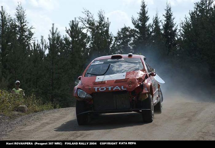 Harri Rovanpera abszolút időket autózva bizonyította, hogy ezen a pályán vele is kell számolni, de a nagy sietségben összetörte a Peugeot-t
