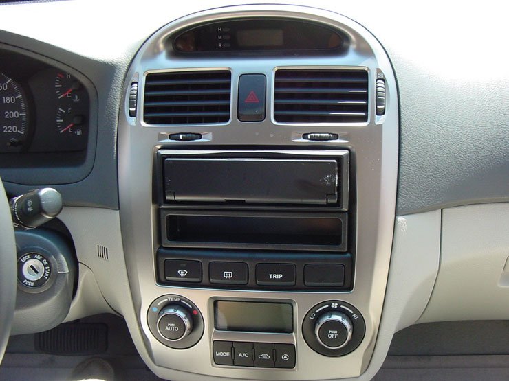 A jobban felszerelt modellekben automata légkondicionálót és alumínium díszítést találunk a műszerfalon