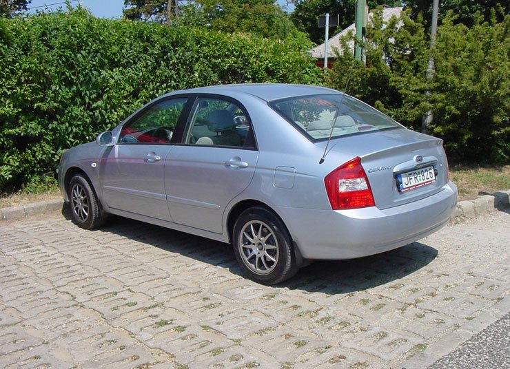 A pedálok puhák, a váltó jól kapcsolható, a szervo viszont túlságosan nagy rásegítéssel dolgozik, alig érezni valamit az útból