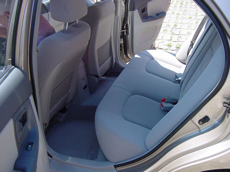 Az egyhatos ülései puhák, oldaltartásuk csekély, a  kétliteresben sokkal jobban sikerült fotelek kerültek