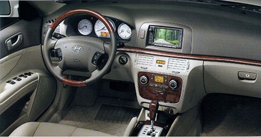 Az utastér minőségi benyomást kelt. Menetstabilizásó elektronika és állítható futómű is lesz a Sonata-ban