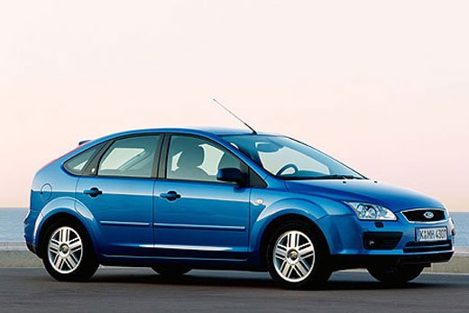 Új extrák: állítható pedálsor, DVD-lejátszó a plafonból kihajtható képernyővel, Bluetooth adatátvitel, kanyarkövető fényszóró