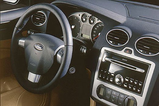 Jobb minőségi benyomást kelt az utastér, a formaterv a klasszikus irányba mozdult el az elődétől