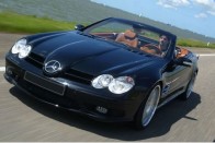 Elképzelhető, hogy a Mercedes SL modellfrissítés utáni változatát láthatjuk már, hiszen az SLR mellett az SLK is ilyen orral készül