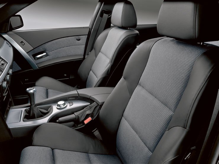 Háromküllős bőrborítású sportkormány, alumínium betétek és sportülések fogadják az utasokat az M csomaggal felszerelt 5-ösben