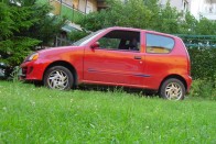 Vagány, belevaló, egészen lelkesítő kisautót hozott ki a Fiat 1998-ban a Seicentóval. Az árak 850-900 000 forintnál kezdődnek