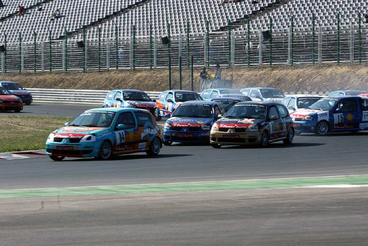 Ezúttal negyven Clio várta a rajtot vasárnap, már az első kanyarban megpörögtek páran