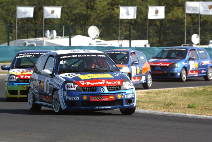 Wéber Gábor magabiztosan védte meg bajnoki címét 2004-ben, bár ezen a futamon kissé megszorongatta Makai György