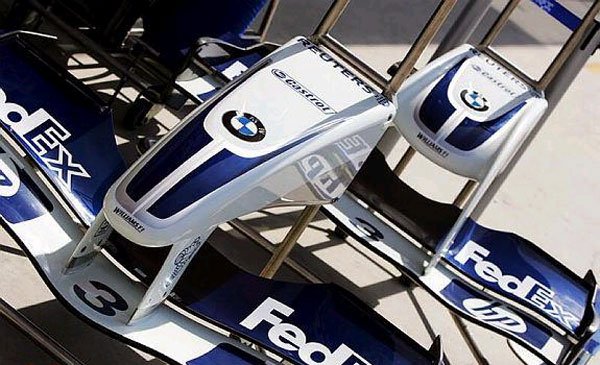 Elöl az új, hatul a korábbi konstrukciós orrkup. Túl nehéznek bizonyult az év elején bemuattkozott meghökkentő forma