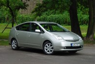 Alumíniumból készült a motorháztető és a csomagtartó fedél is. 1300 kilójával a Prius könnyebb egy középkategóriás autónál