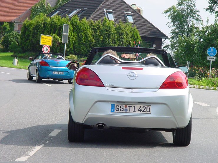 18 másodpercbe telik lenyitni a tetőt, de előtte két kallantyút oldani kell