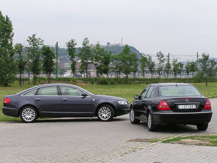 Határozott különbség érezhető a két német autó között menet közben is. Jóval sportosabb az Audi, ellenben a Mercedes-szel kényelmesebb autózni