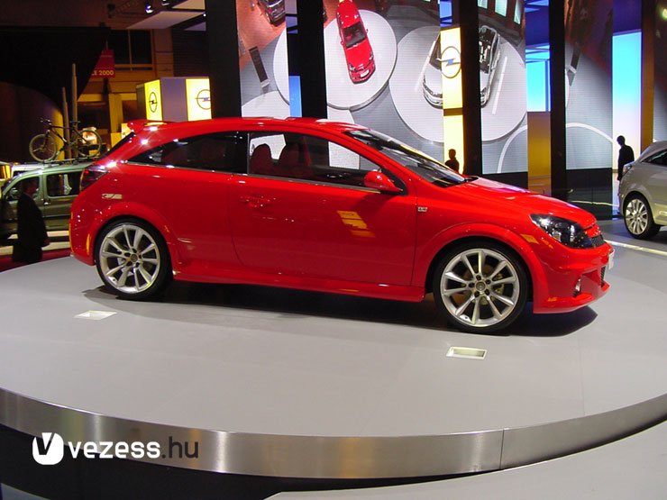 Méhsejtmintás hűtőmaszk, széles légbeömlő, tetőspoiler, diffúzor és 19 colos kerekek: kívül erről ismerszik meg a nagyobb teljesítmény