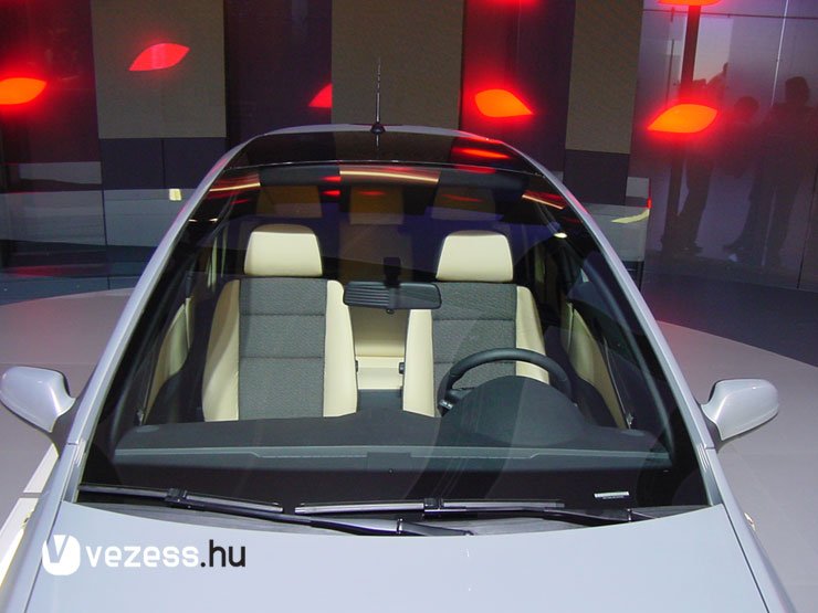 Az opcionálisan rendelhető panorámatető egészen a B-oszlopig nyúlik hátra, így teljesen szabad kilátást biztosít az elöl ülők számára