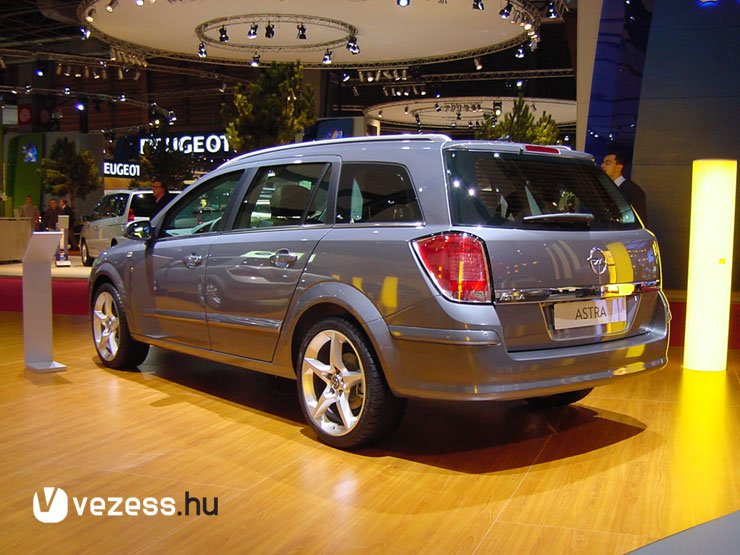 A kombiban 1590 liter a maximális poggyásztér, az ESP már az utánfutóra is figyel, és ha beleng a szerelvény, automatikusan fékez