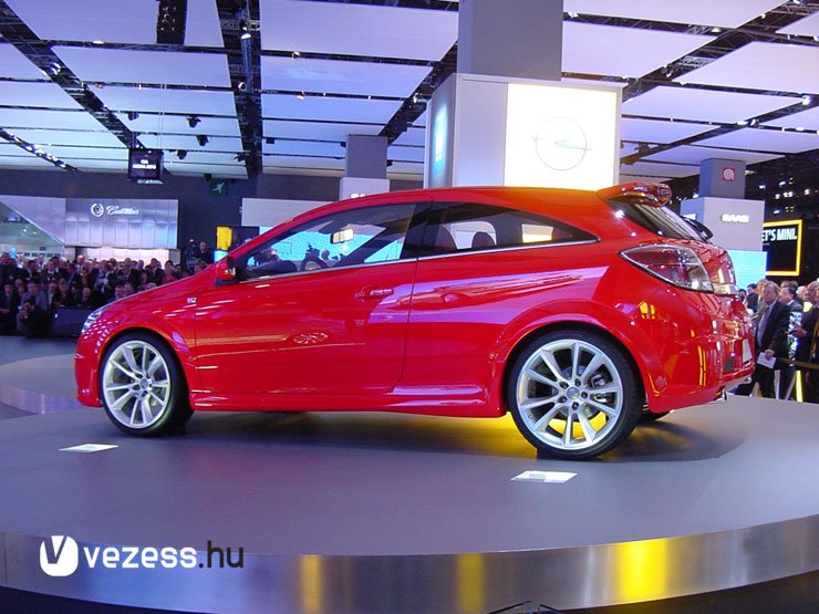 Átdolgozták a szívó- és a kipufogórendszert, valamint a befecskendezést is, ami plusz 40 lőerőt eredményezett