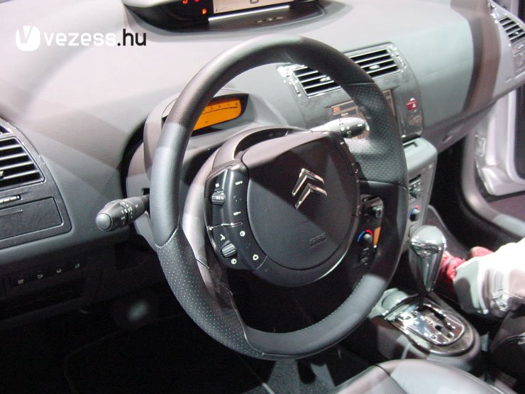 A kormány közepe fix 