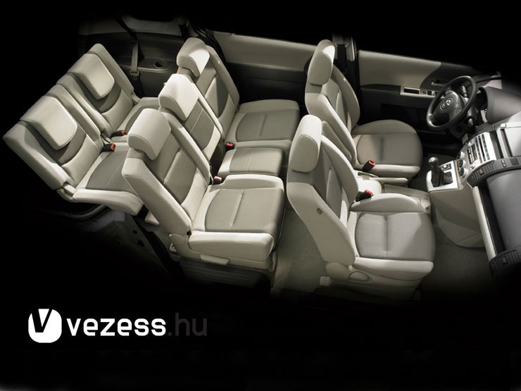 A bal szélső ülőlap előrehajtható, ekkor lehet a középső üléslapot behajtani a bal oldali alá. Jobbról mély tálca hajtható a keskeny ülés helyére