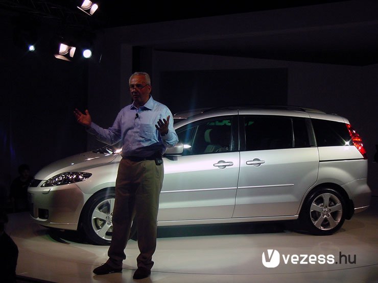 Az alapokat a Mazda3 adja, a padlólemez megnyújtásával 275 centire nőtt a tengelytáv. Az újabb kompakt egyterűk között csak a Mazda kínál tolóajtót