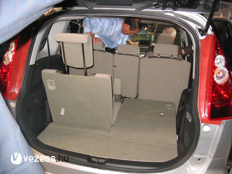 A 4+1 hátsó ülés Karakuri módon egy-egy mozdulattal lehajtható