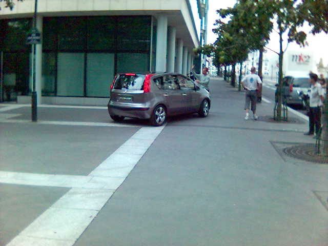 Nissan kis egyterű Párizsban