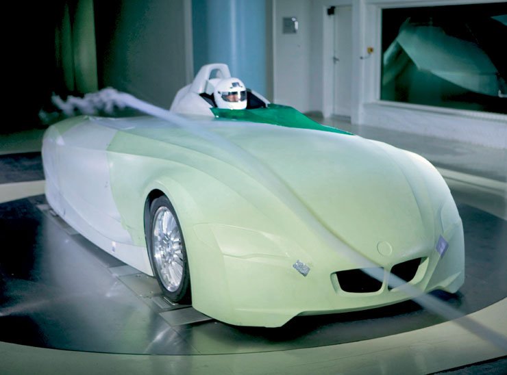 A széria 760i teljesítménye 300 lóerő alá csökkent a rekordautóban. A BMW még 2010 előtt szeretne egy széria hetest piacra dobni hidrogén-benzin vegyes üzemű motorral