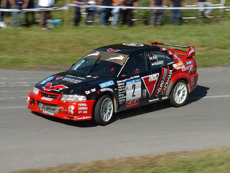 Asi ezúttal sem ilyedt meg a feladattól, nemcsak lépést tart a WRC-kkel, de meg is veri őket