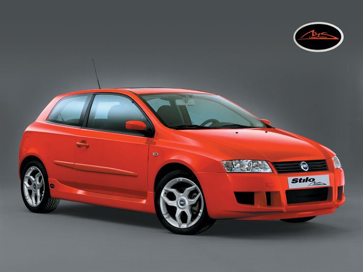 170 lóerős benzinessel és 140 lóerős dízelmotorral lehet megvenni a Schumacher nevével fémjelzett Fiat Stilót