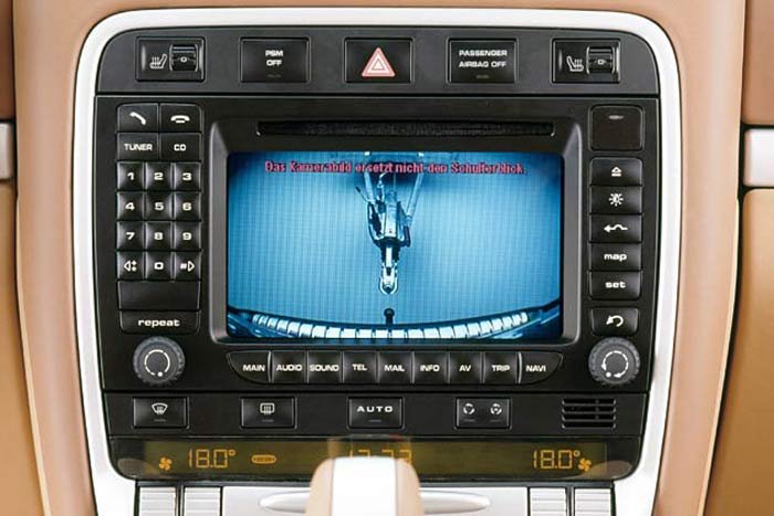 Már az utastérből is könnyedén megközelíthető a vontatmány csatlakozófeje, anélkül, hogy kárt tennénk az autóban