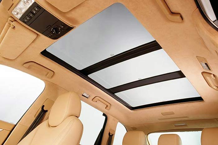 Négy részből áll az 1,4 négyzetméteres üvegtető, melynek első része a zajcsökkentésért is felel