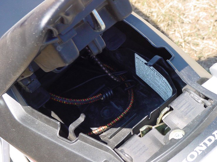 Maximum a gumipók fér el az ülés alatti csomagtartóban