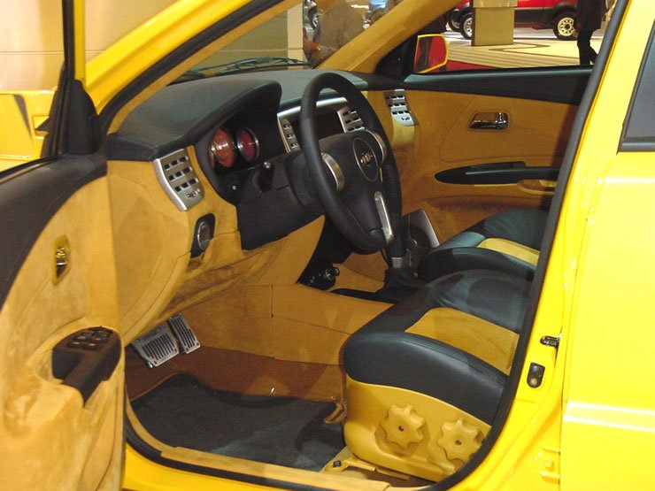 2,0 literes turbófeltöltős motor mozgatja a Kia Sport-ot. Belül sportkormány és sportülések adják meg az alaphangot