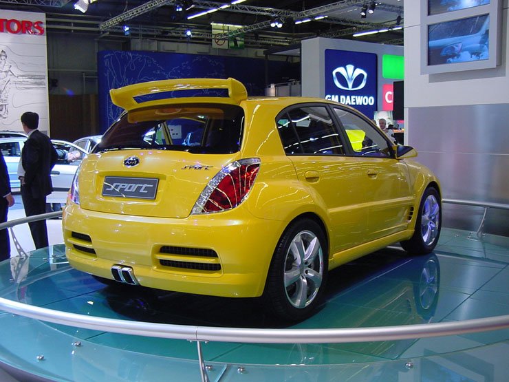 18 colos felnik, középütt kikandikáló krómozott kipufogóvég és tetőspoiler: ez a Kia úgy hat, mint egy tuningautó