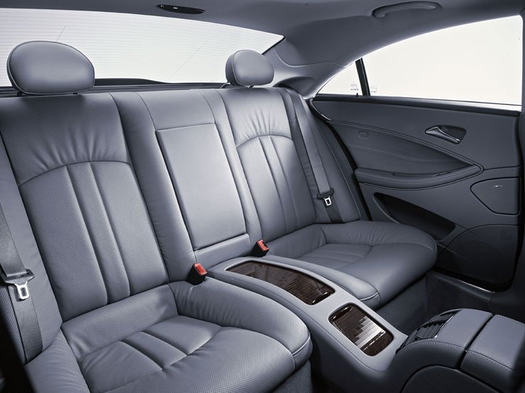 A CLS az E-osztályra épül, de árban és presztízsben is magasabbra pozícionált autó. A CLS négyszemélyes