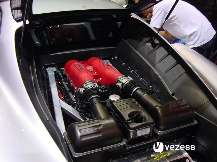 Kereken 490 lóerős a V8-as Ferrari motor