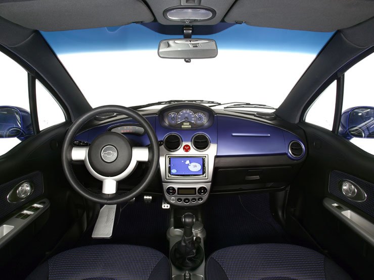 Újdonság, hogy középre költöztek a műszerek. Állítólag négy felnőtt a tágasabb Matizban gond nélkül elfér