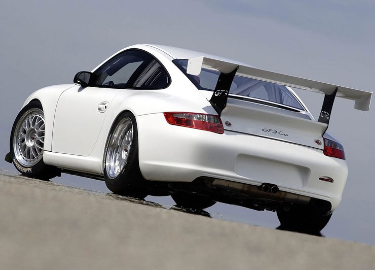 Szélesebb és magasabb lett a hátsó spoiler, így nagyobb leszorítóerőt tudnak előállítani, de az volt a cél az első rész esetében is