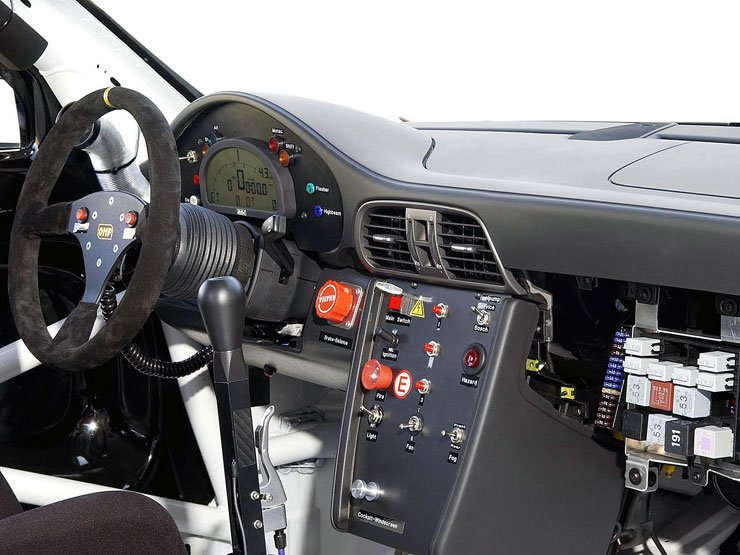 Kerámia féktárcsákkal lassul a Porsche GT3 Cup, de a blokkolásgátlót száműzték. Továbbra is bal oldalt lehet beindítani az autót