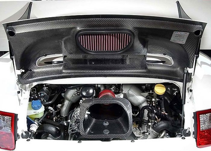 400 lóerőt és 400 newtonmétert tud a 3,6 literes boxermotor, a szekvenciális váltóval 270 km/óra a végsebesség