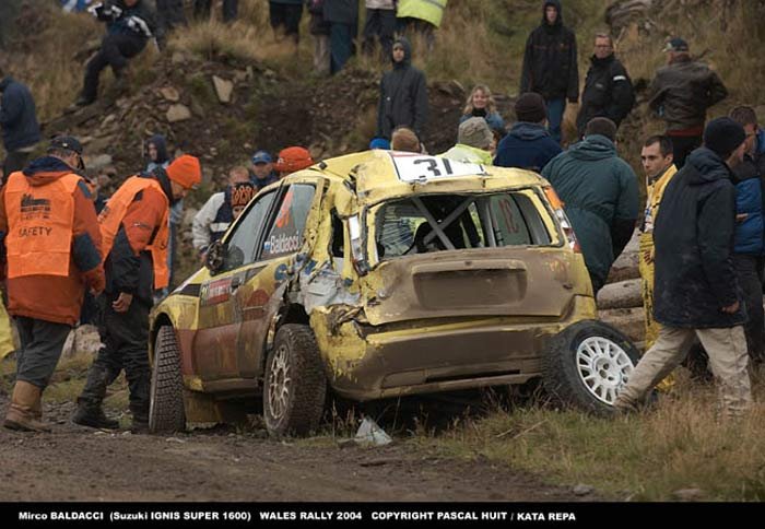 Baldacci autója lecsúszott az útról és magakadt a sárban, amitől az felborult, így Wilks győzött