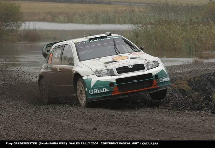 Gardemeister Skodájának motorterébe víz jutott, emiatt töbször megállt az autója