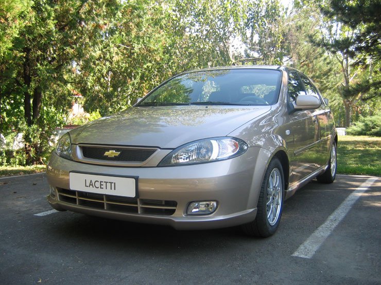 2 699 000 forintba kerül a 93 lóerős Lacetti, az új típusokat október 15-17-e között mutatják be márkakereskedői nyílt hétvégén