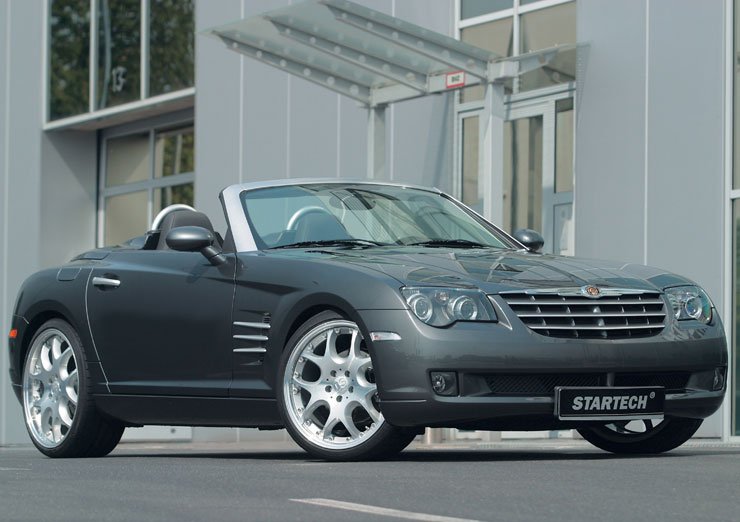 300 km/h-ra nőtt a Chrysler roadster végsebessége. Az első tengelyen 19, hátul 20 colos felnik vannak