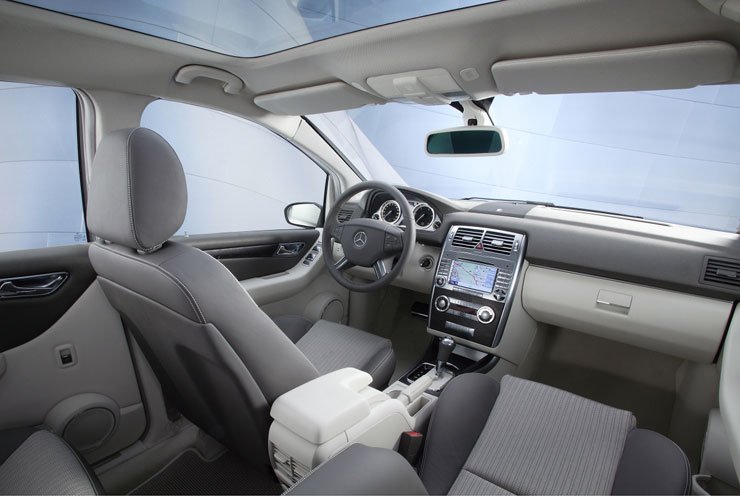 A szendvicsszerkezetű padlónak köszönhetően a leendő B-osztály utastere jóval tágasabb annál, amit kompakt méretei sugallnának