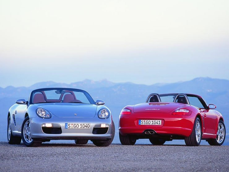 A sima Boxster 12 lóerővel erősödvén 240, míg a Boxster S plusz 20 lóerővel 280 lóerős