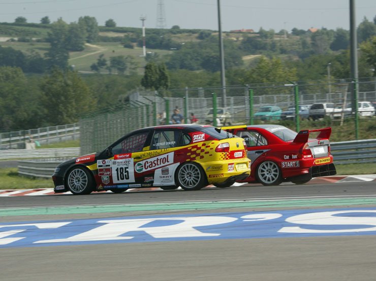 Vasárnap a kemény csata hevében Herter Gusztáv belement Zengő Zoltán autójába és korlátnak lökte a Leon Cupra R versenyautót