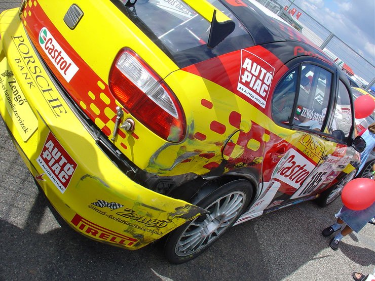 Bár a Leon az ütközés következtében defektet kapott, Zengő felnin autózva is maga mögé utasította a sokkal erősebb Mitsubishi Lancer pilótáját