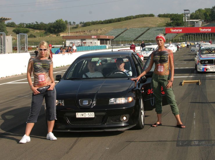 Most sem hiányoztak és most is csinosak voltak az adRenaline Racing Teamet kísérő lányok