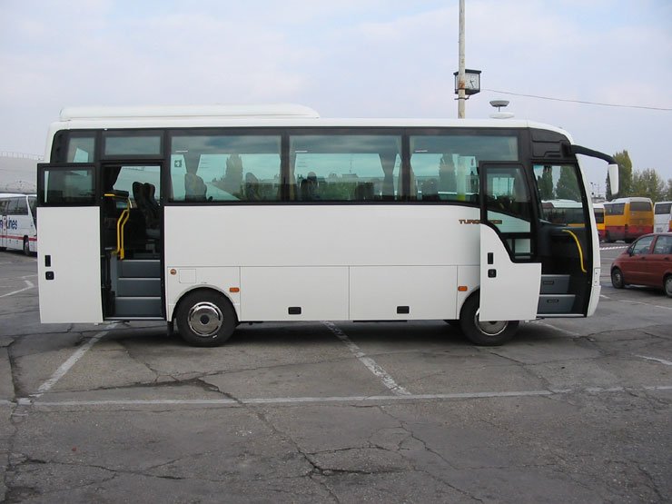 Elöl-hátul levegős ajtók segítik az utasok beszállását a 7,87 méter hosszú Turquoise-ba